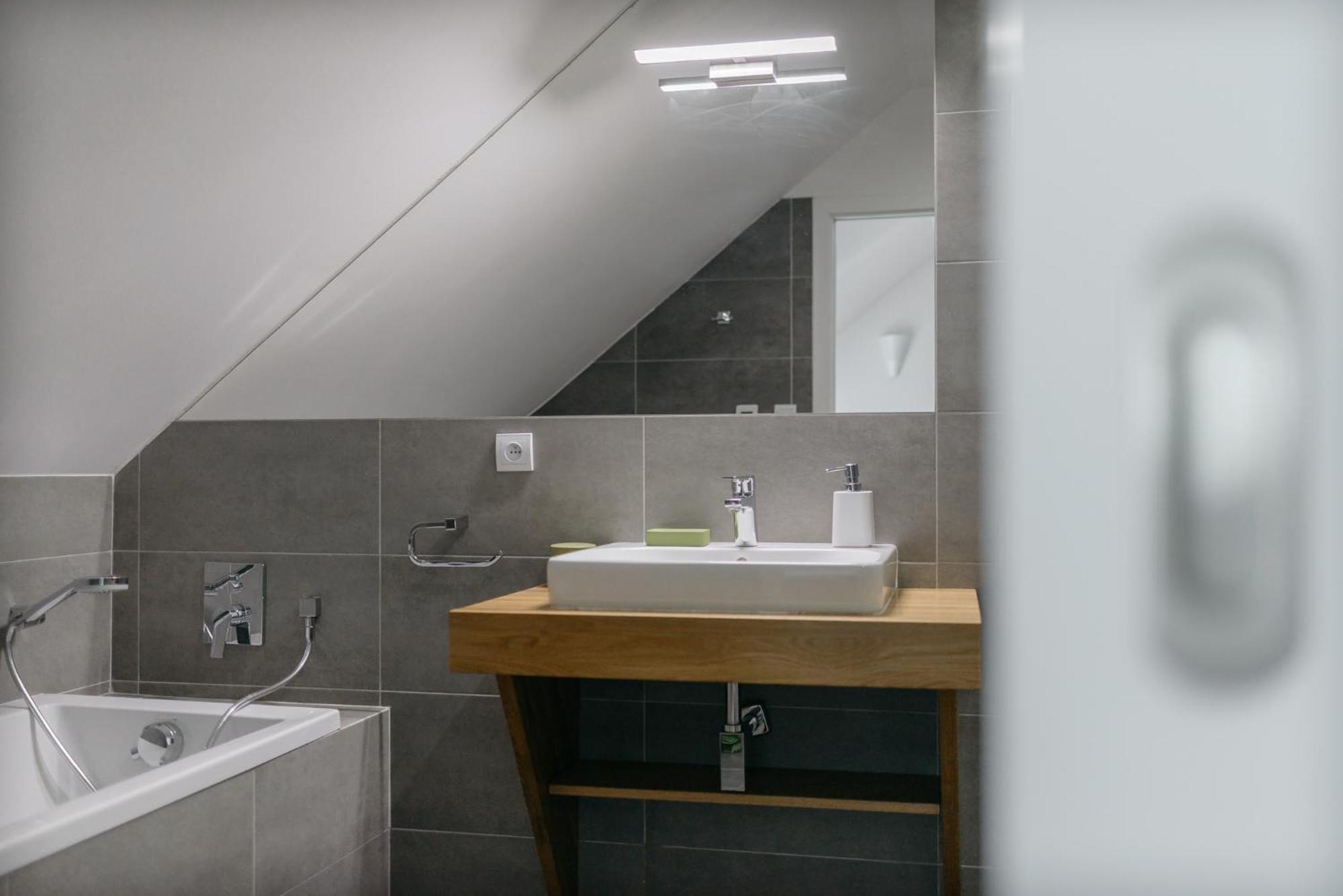 Roy 2 Bdr Apartment With Prague Castle View, Parking & Ac Экстерьер фото