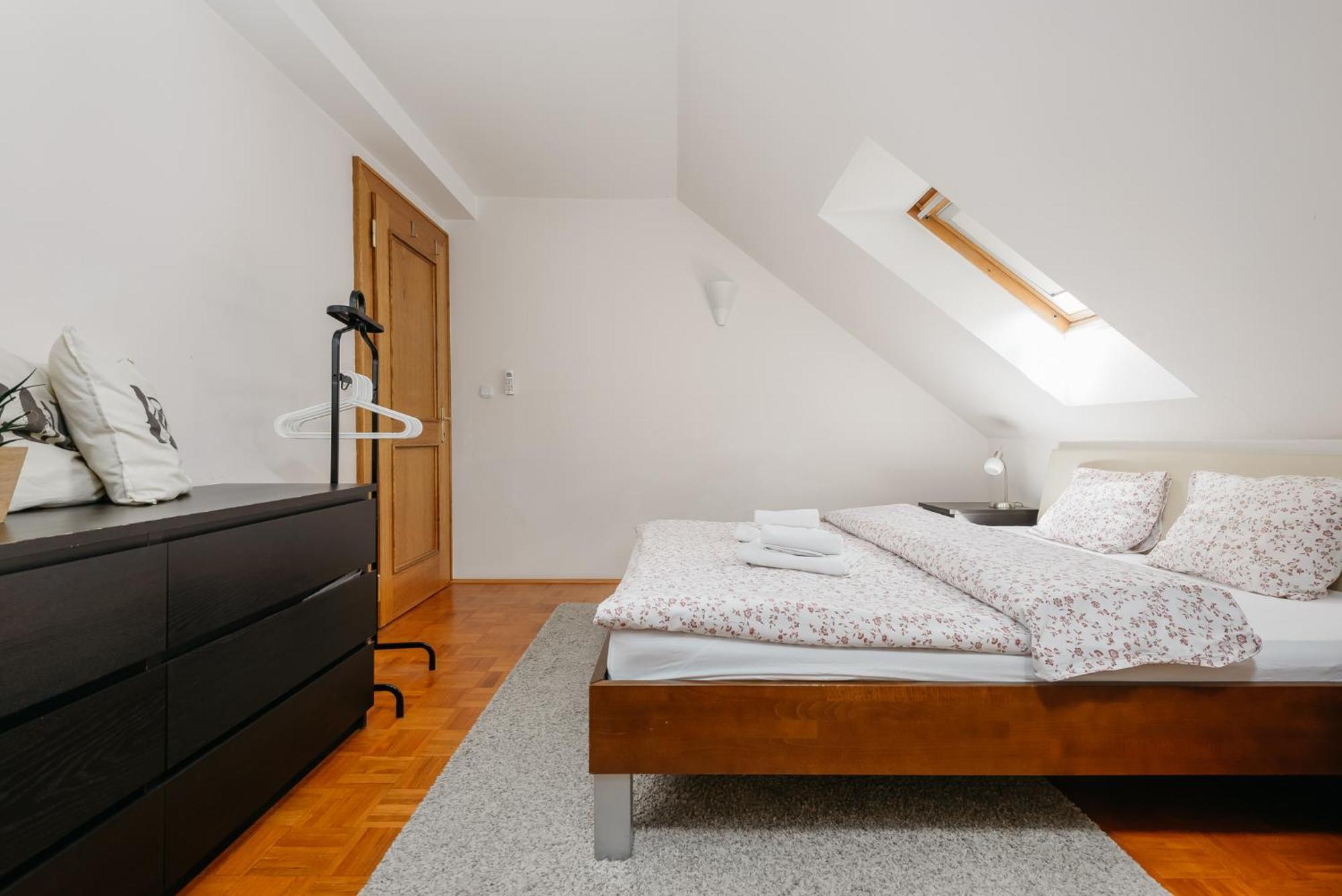 Roy 2 Bdr Apartment With Prague Castle View, Parking & Ac Экстерьер фото